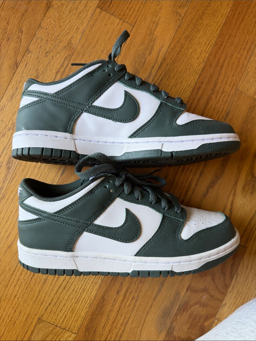 Nike Low-Top Sneakers - White & Dark Green